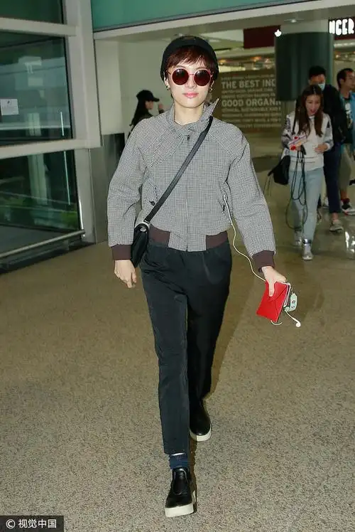 2017年11月15日,香港,孙俪机场街拍.  图片来源:卢振辉/视觉中国