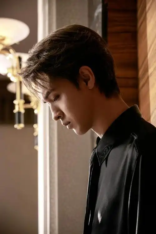 德云社秦霄贤晒写真照,引网友热议,老秦越来越有自己的风格了