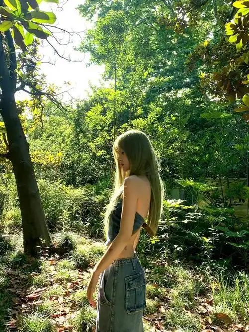 鞠婧祎迷雾森林写真氛围感十足,好像一只绿色的森林精灵