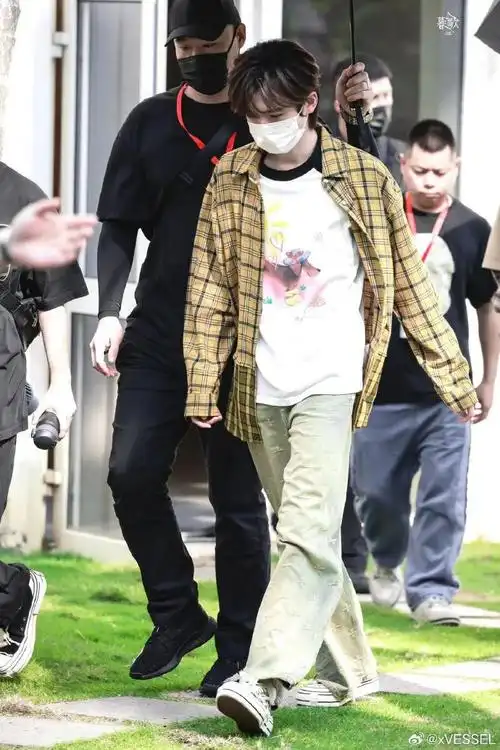 宋亚轩in xvessel |活力迸发    黄色格纹衬衫搭配浅绿色牛仔裤演绎