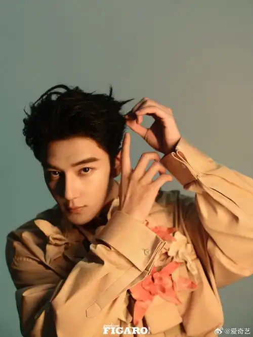 寻光出发03速来查收@x玖少年团夏之光的最新时尚大片,感受别样帅气!