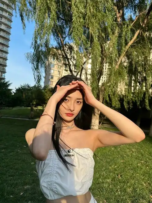 周洁琼最新随拍白色抹胸背心设计感满满夏日少女风情