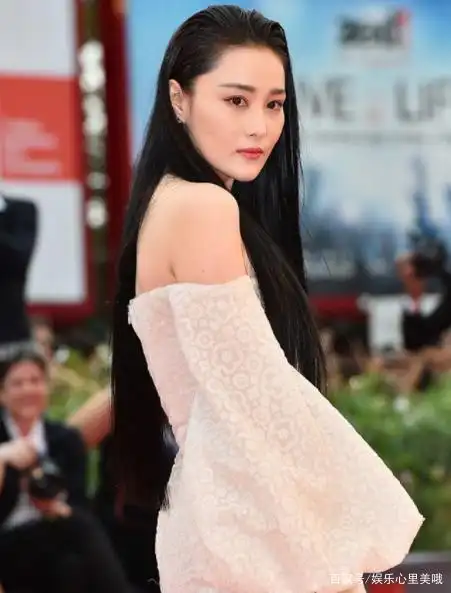 女神张馨予那些红毯上的惊艳造型,每一套都美得惊为天人!