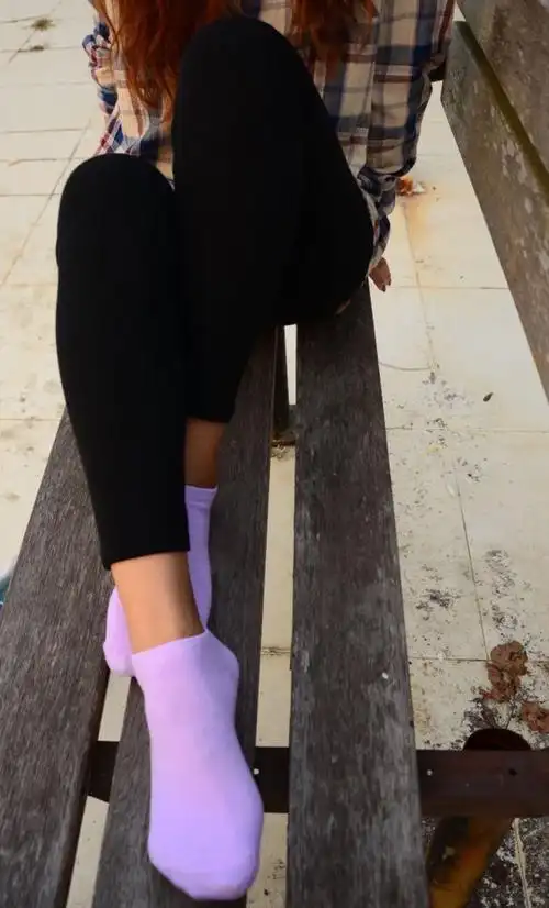 跪求小学生脱鞋图片