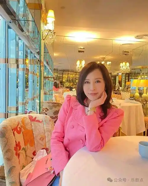 吕良伟前妻邝美云闪耀全场,现任老婆不输阵_顾纪筠_豪宅_珠宝