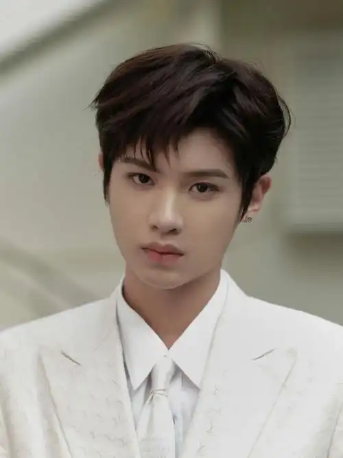 黄明昊微博电影之夜出图