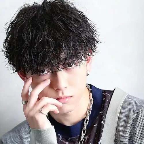 所谓的不连接烫发,就是把两侧和后区用电推剪推短,顶区留长和下面头发