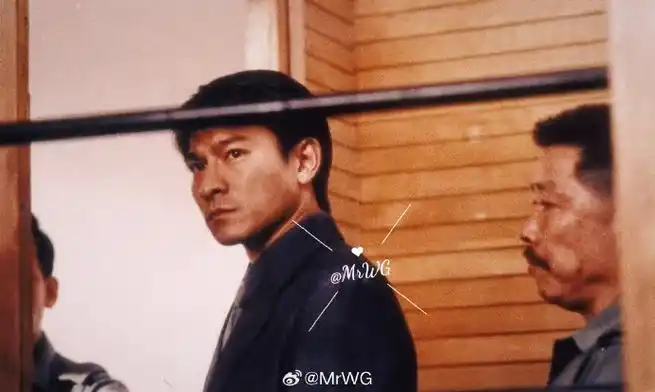 刘德华领衔,王晶导演【龙在江湖】,至今hk首映26周年,染了金发,绘上鹰