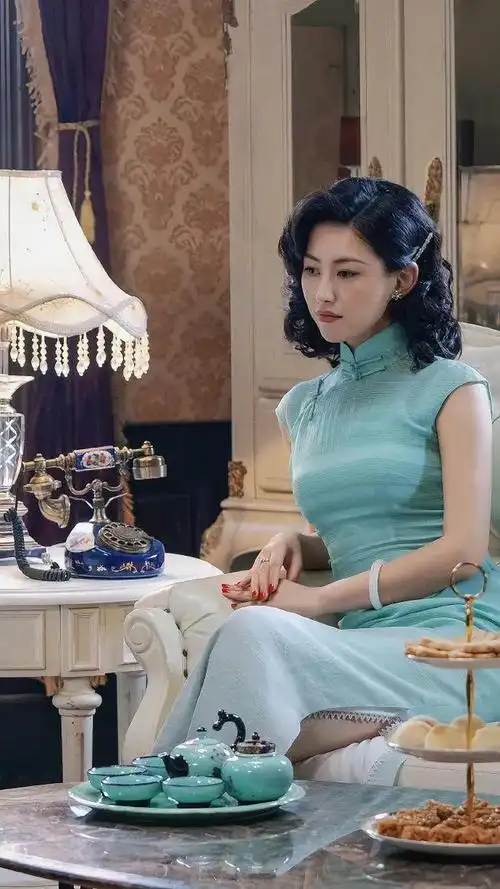 装扮也掩饰不了朱珠的美剧中的她,坚韧温暖,温柔善良作为张晚意的师傅