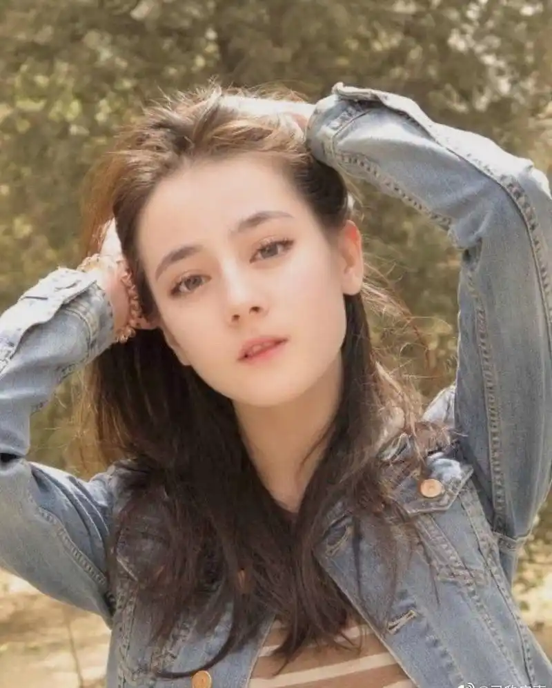 迪丽热巴早期青涩图,你觉得是现在美还是以前美?
