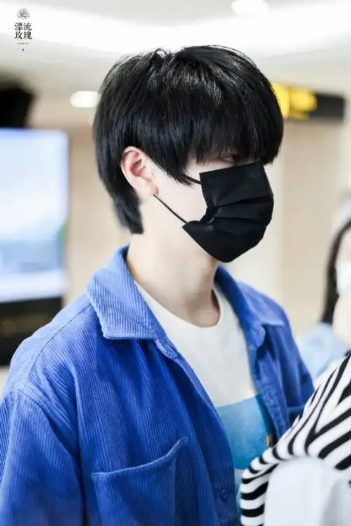 朱志鑫出发北京路透#朱志鑫今日份机场路透9615一身蓝色休闲套装