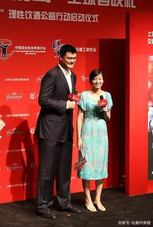 姚明与妻子同框,叶莉身高一米九,穿绿色上衣配白裤像一米六
