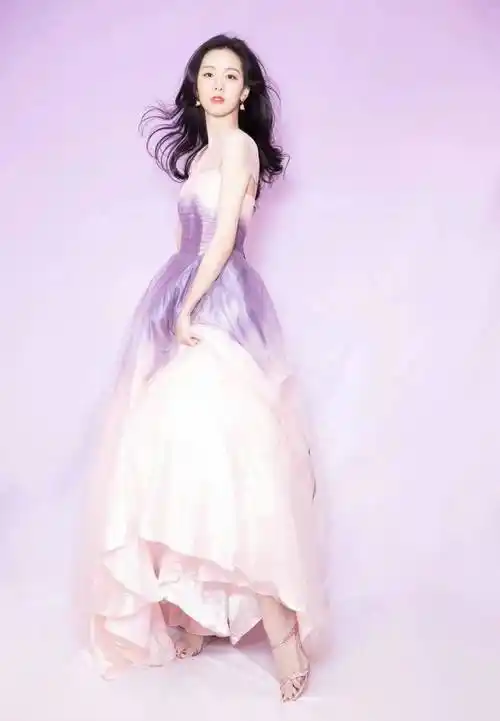 陈都灵好适合大波浪,紫色唯美礼服裙甜美温柔,不愧是南航校花_裙摆_的