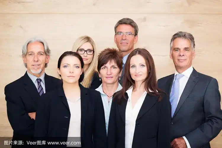 商业团队摆姿势合影