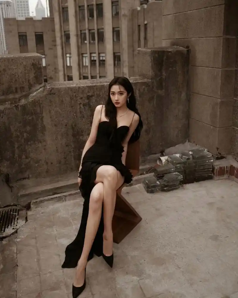 关晓彤# 一袭黑色吊带裙,肤白貌美的容颜,窈窕曼妙的身材,丰满傲人的