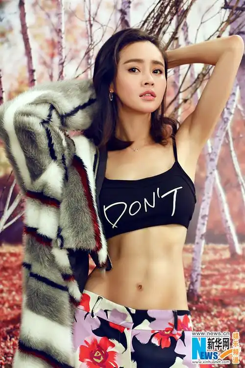 于明加热辣尺度再升级 圣诞福利写真秀马甲线