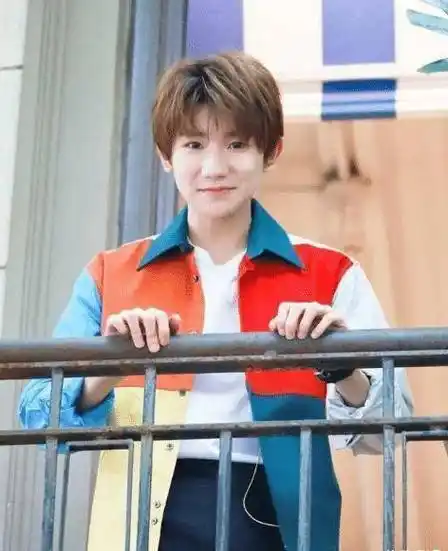 原创王源晒女友视角照片女摄像师和他关系不一般羡慕不来的福气