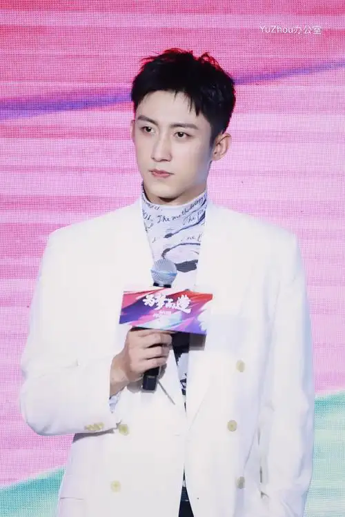 黄景瑜今日出席东方卫视活动一身白色西装的大鲸鱼