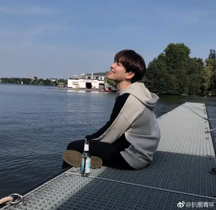 尤长靖德国的游客照,侧颜比风景都好看,网友:美的像一幅画