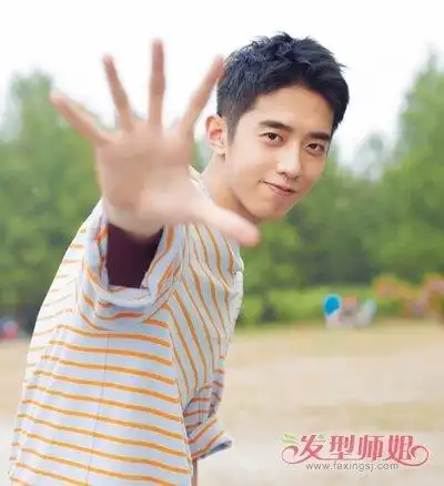 小脸男生露额剃两边黑色短发发型