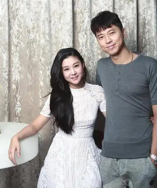 于和伟在抚顺的一家话剧团排练,他遇到了一个18岁的漂亮姑娘宋林静