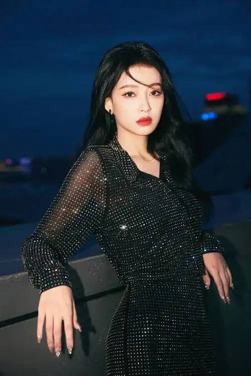 孙怡都市感大片曝光,氤氲光影勾勒曼妙身姿-影圈焦点新闻的专栏