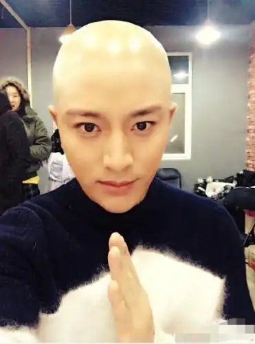 贾乃亮光头锃亮