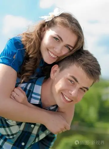 快乐的少女夫妻拥抱在蓝蓝的天空背景