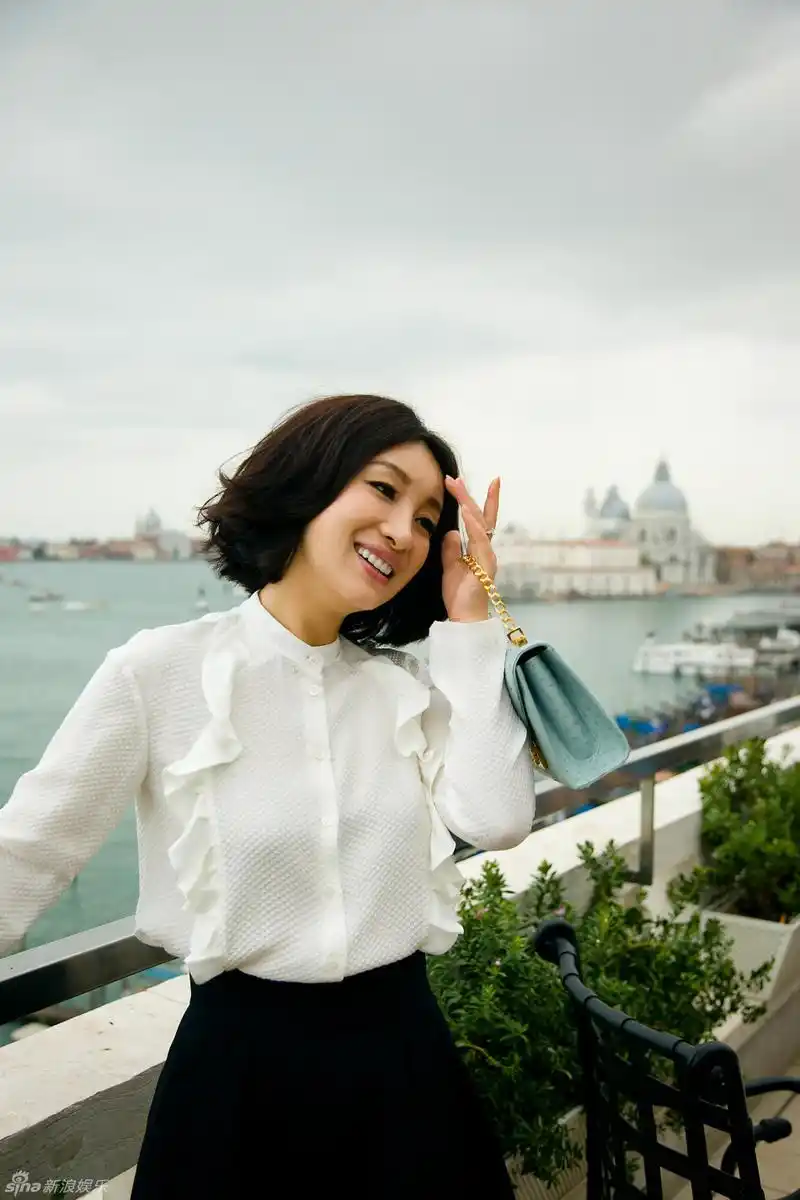 新浪娱乐讯 秦海璐近日威尼斯出席电影节活动,并拍摄了一组写真大片