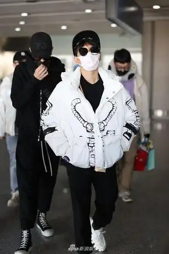 组图:孟鹤堂一身黑白穿搭休闲时髦 戴墨镜手插兜扮酷超有型