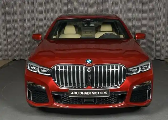 外观来看,全新宝马7系的车身造型很大程度上保持了全新宝马x5,宝马x7