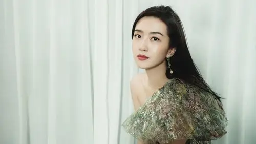 许龄月电视剧盛典获"年度新人" 斜肩不对称纱裙灵动很"仙女"