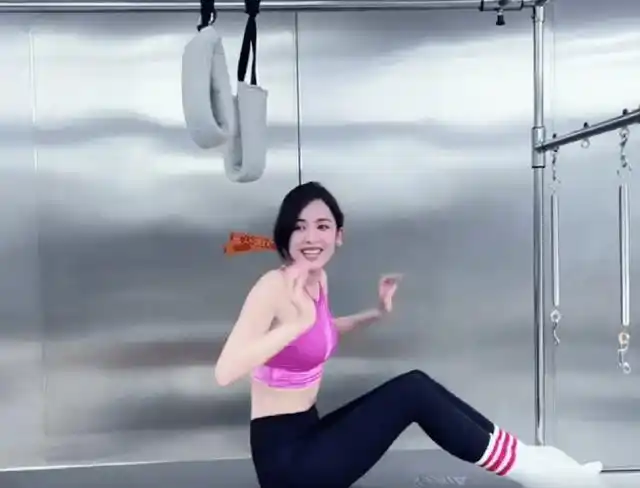 古力娜扎练普拉提做高难度动作穿健身服尽显好身材-搜狐大视野-搜狐