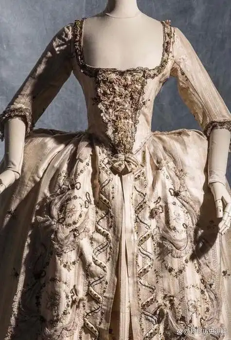 法国宫廷中世纪的时装是如何通过绣花工艺体现王室的奢华精湛