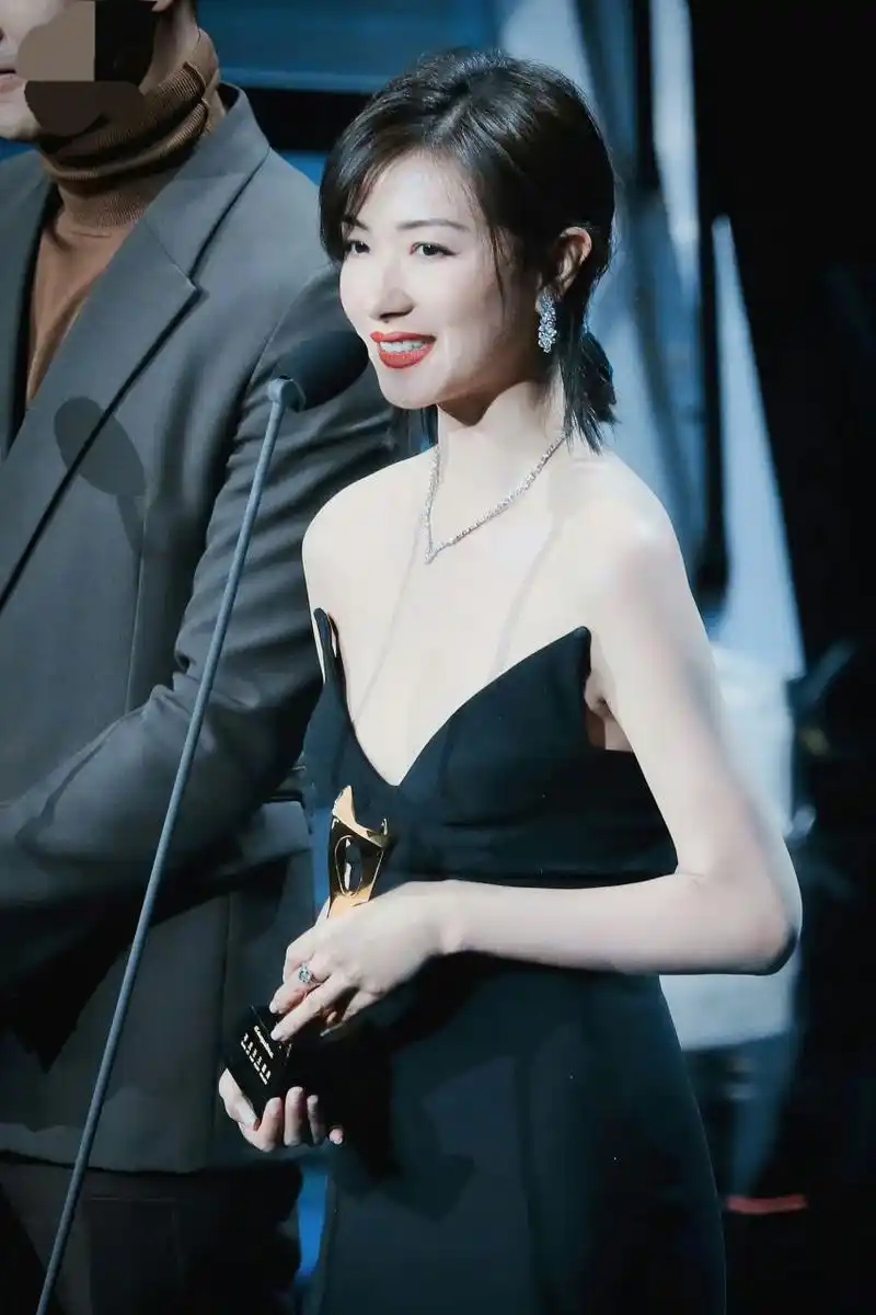 万茜深v高开叉黑裙, 性感火力全开#娱乐最前沿