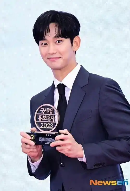 金秀贤近照曝光帅到大家!穿西装衬衣比十年前还帅,脸也太嫩了