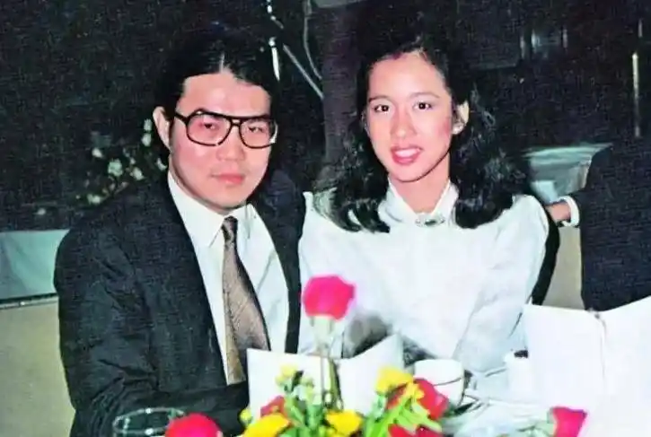 "霍家女主人"朱玲玲:不带霍家一分钱离婚,两个儿子未婚又闹事_霍震霆