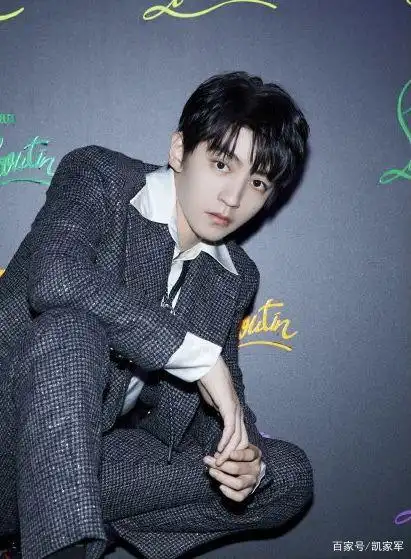 王俊凯发布新写真粉丝注意到他手上的照片喊话小凯邮寄给自己