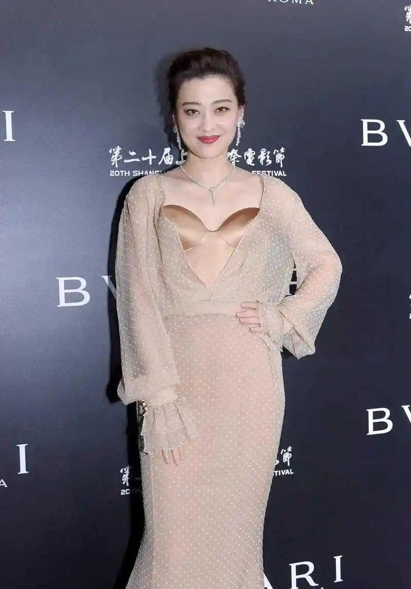 梅婷终于放大招,穿裸色波点连衣裙高贵优雅,美回巅峰状态