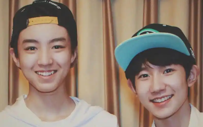 凯源王俊凯王源有一次我和王俊凯睡觉