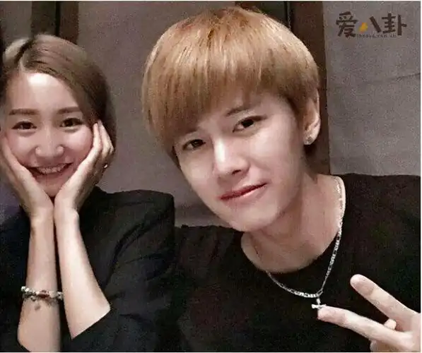 任嘉伦和老婆一家三口照片他们二胎出生了吗有几个孩子