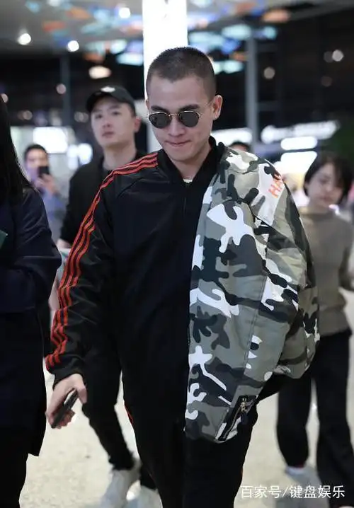欧豪一路扛迷彩外套痞气十足迷人笑容大放送耳钉寸头太man了