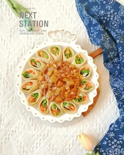 莲花茄子造型摆盘酷似莲花所以这道菜就叫莲花茄子