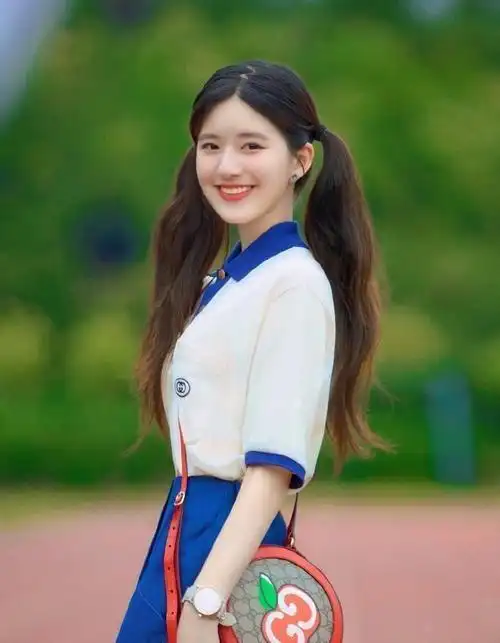 求赵露思把校服焊在身上吧,感觉比初恋还要美,真是白月光代表