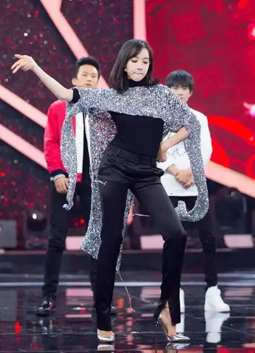 长了大脚骨就不能踢球原来这么多明星都有拇外翻