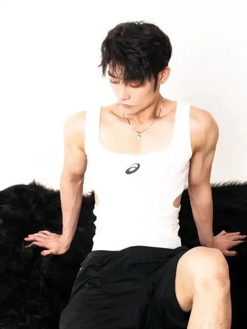 话说回来,这组照片虽然只有一张露腹肌的(还有一组全是漏腹肌的哈)