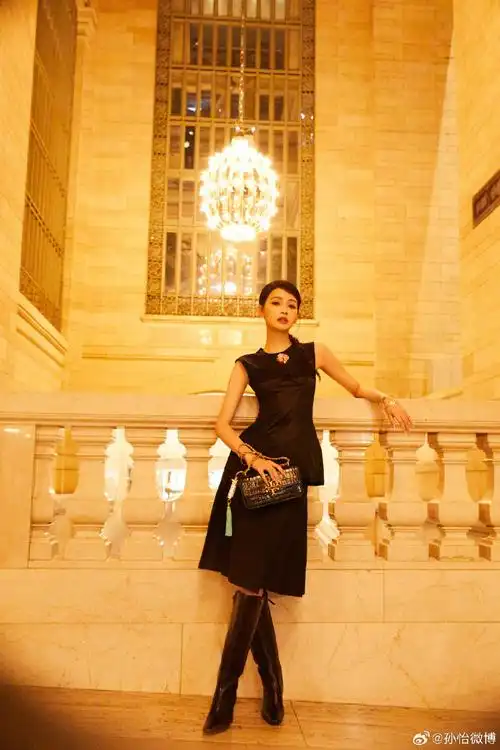 孙怡纽约撑伞图##孙怡时装周新中式造型##hello时装周