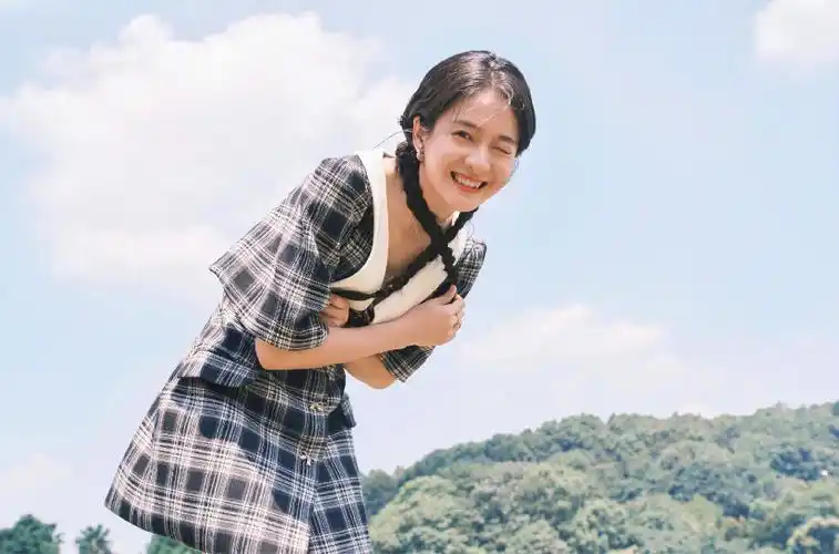 张雪迎扎麻花辫笑靥如花 活力十足青春洋溢