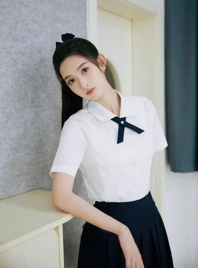 王玉雯黑白学生装青春活力写真