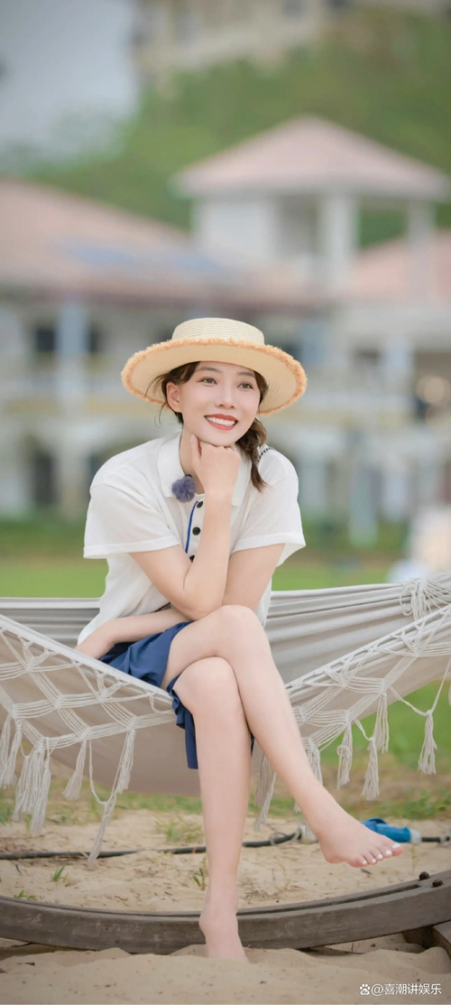 王珞丹现身沙滩,身穿白丝脚踩沙滩,依旧是二十年前的米莱!